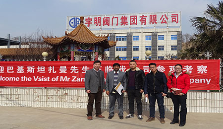 Khách hàng đến thăm nhà máy